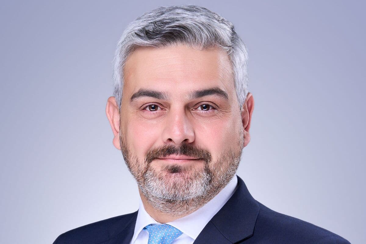 Deutsche Bank Expands Gulf Presence with Standard Chartered Hires: A Strategic Shift in Financial Markets?