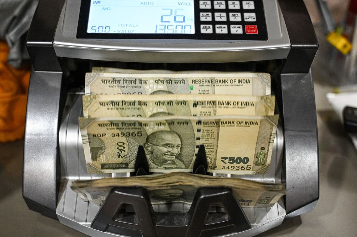 Rupee May be Tested as RBI Unwinds Bearish Dollar Bets