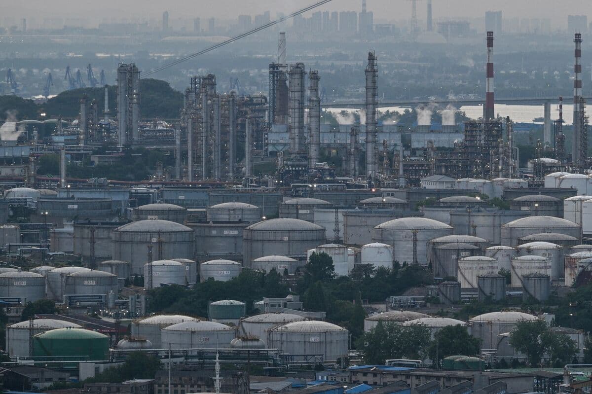 China Orders Refiners to Boost Output as Iran War Threatens Oil Shipments