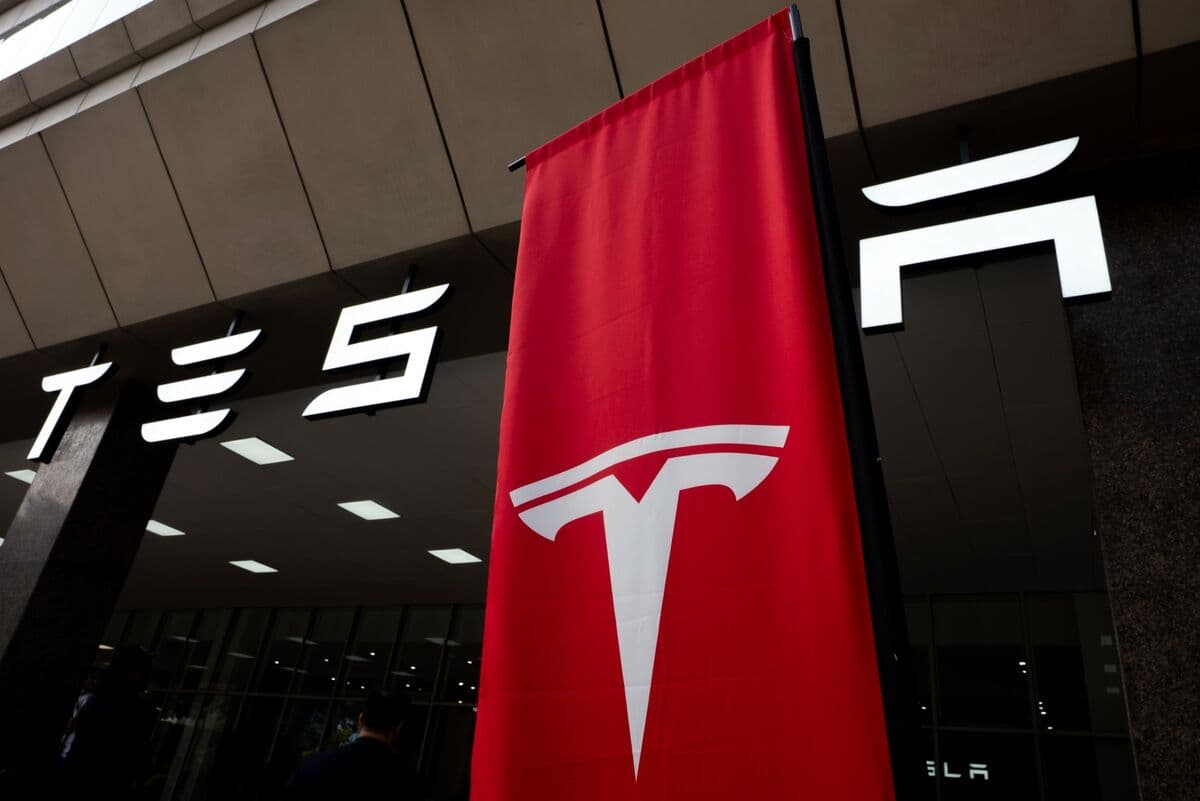 Tesla's Stock Holds Ground a Month After SpaceX IPO