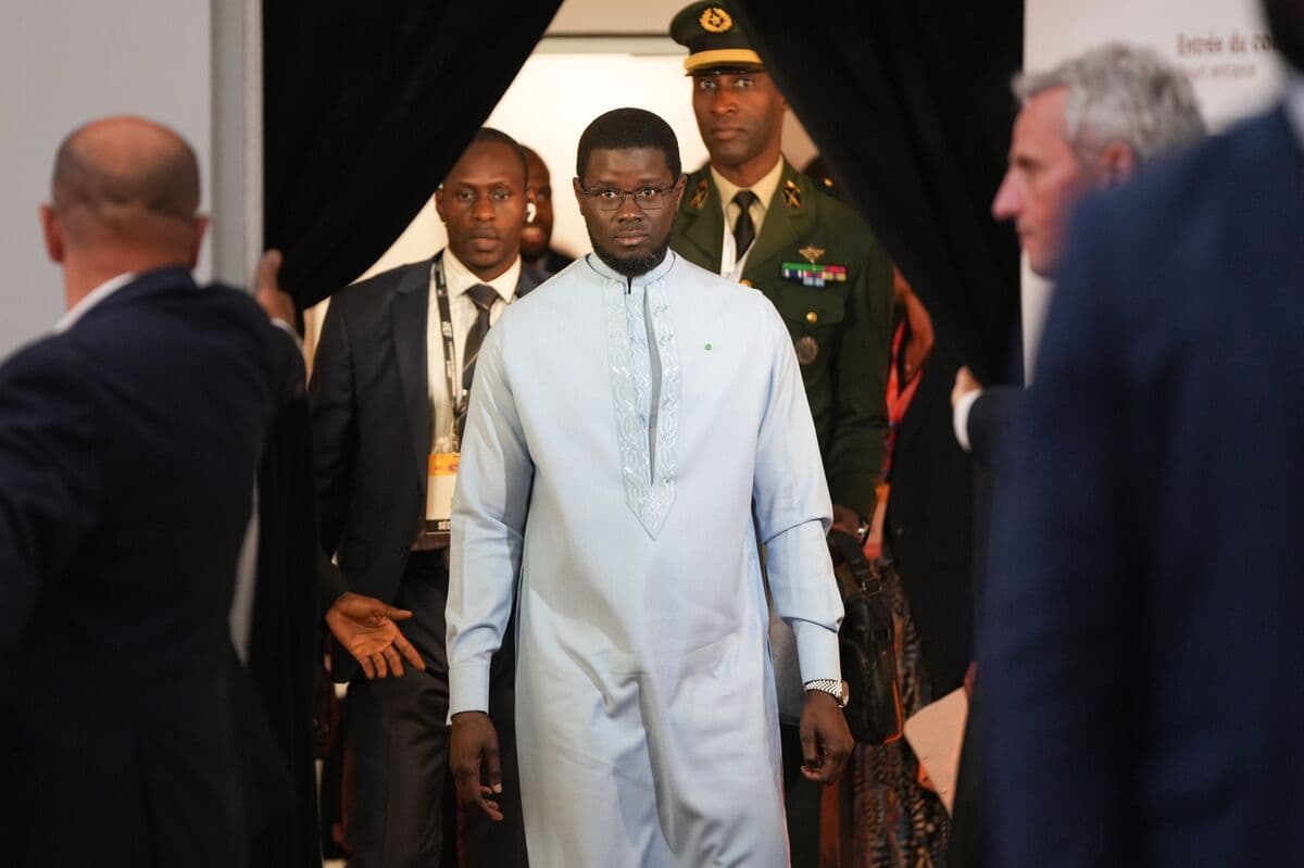 Senegal'in Siyasi Krizi Borç Yeniden Yapılandırma Riskini Artırıyor