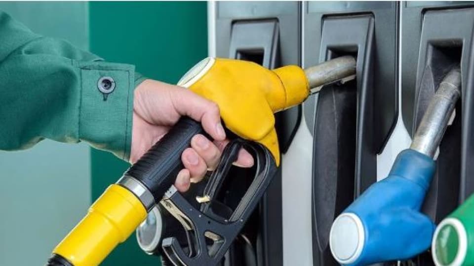 Motorin Fiyatlarında %10 İndirim: ÖTV Sıfırlanmasıyla Akaryakıt Piyasası Sarsıldı