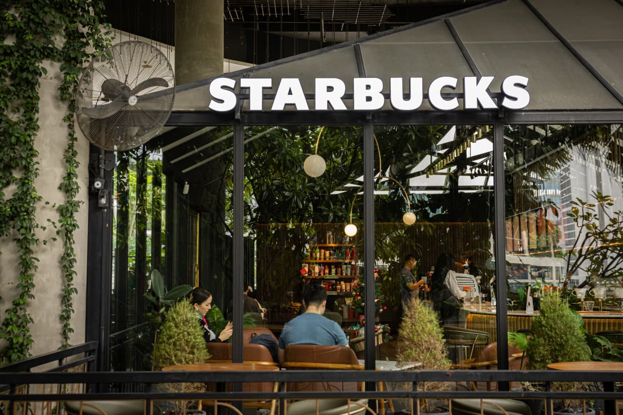 Starbucks' Turnaround: How Trendy Products and Faster Service Boosted Earnings