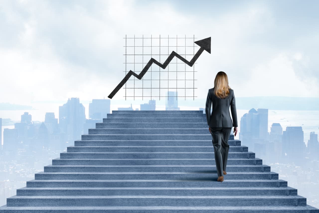 Attaining Financial Independence Without Wealth: Strategic Risk Control and Crisis Planning