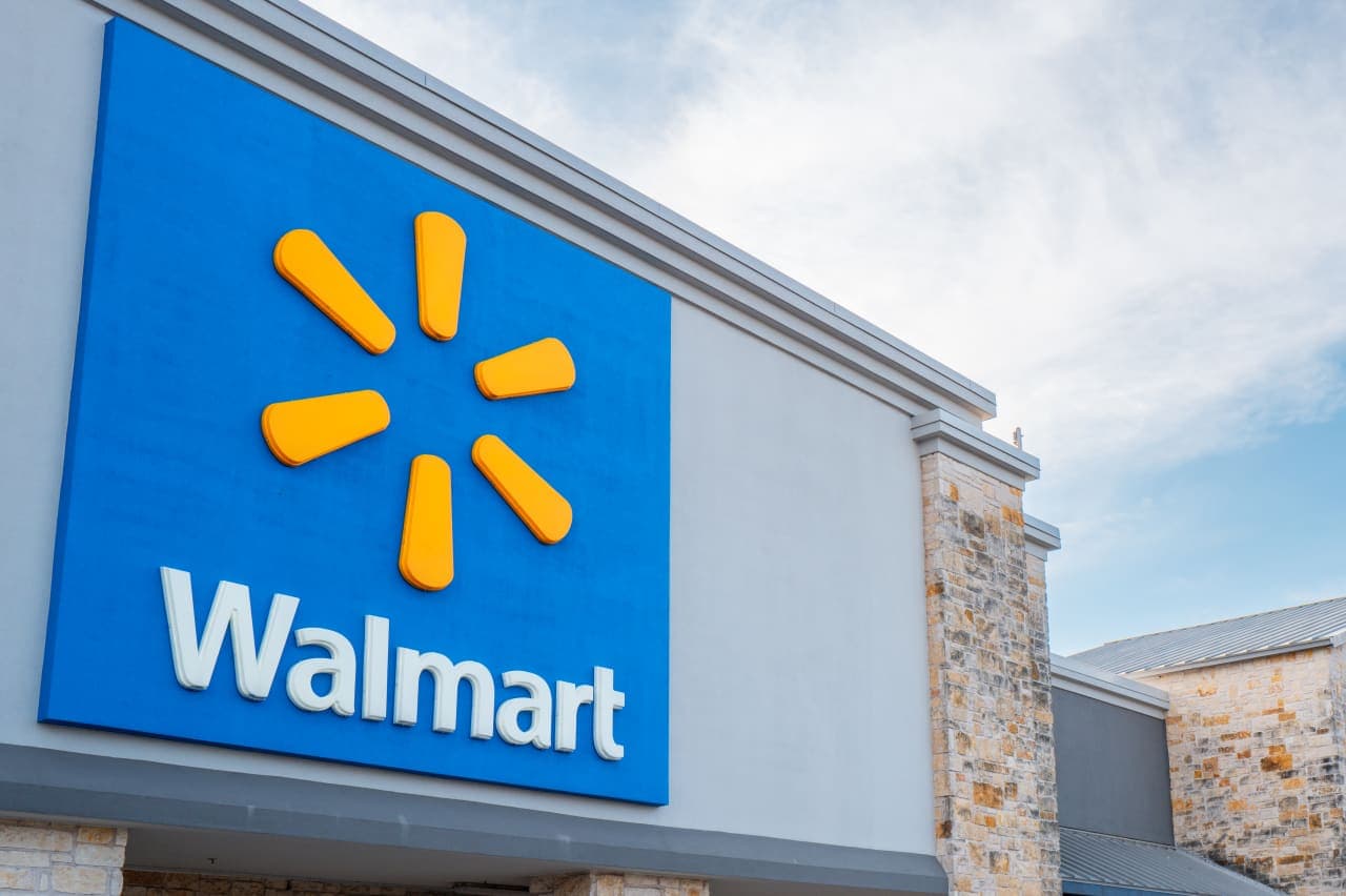 Walmart Shares Slide as Consumer Confidence Takes a Hit