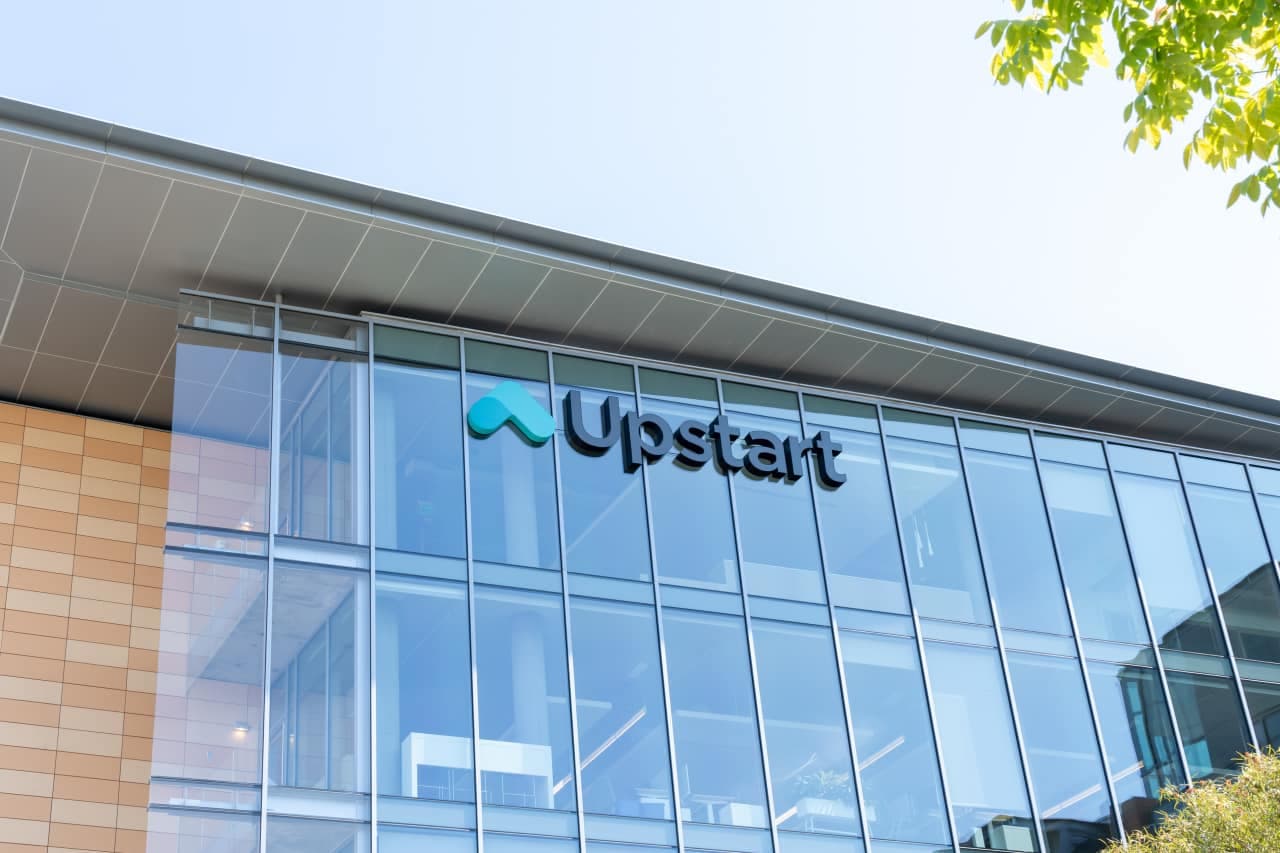 AI-Driven Credit Revolution: Upstart Reclaims Momentum via Model Optimization