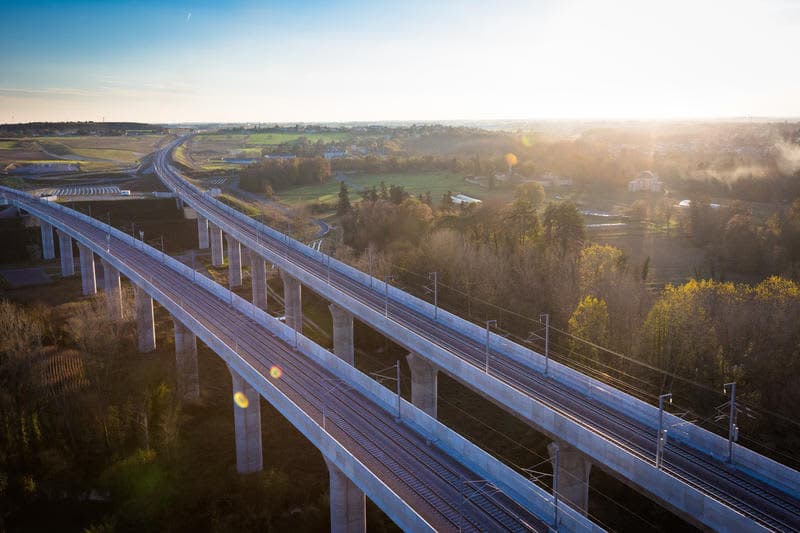 Silencing the AI Hype: The Strategic Shift Toward Infrastructure Stocks