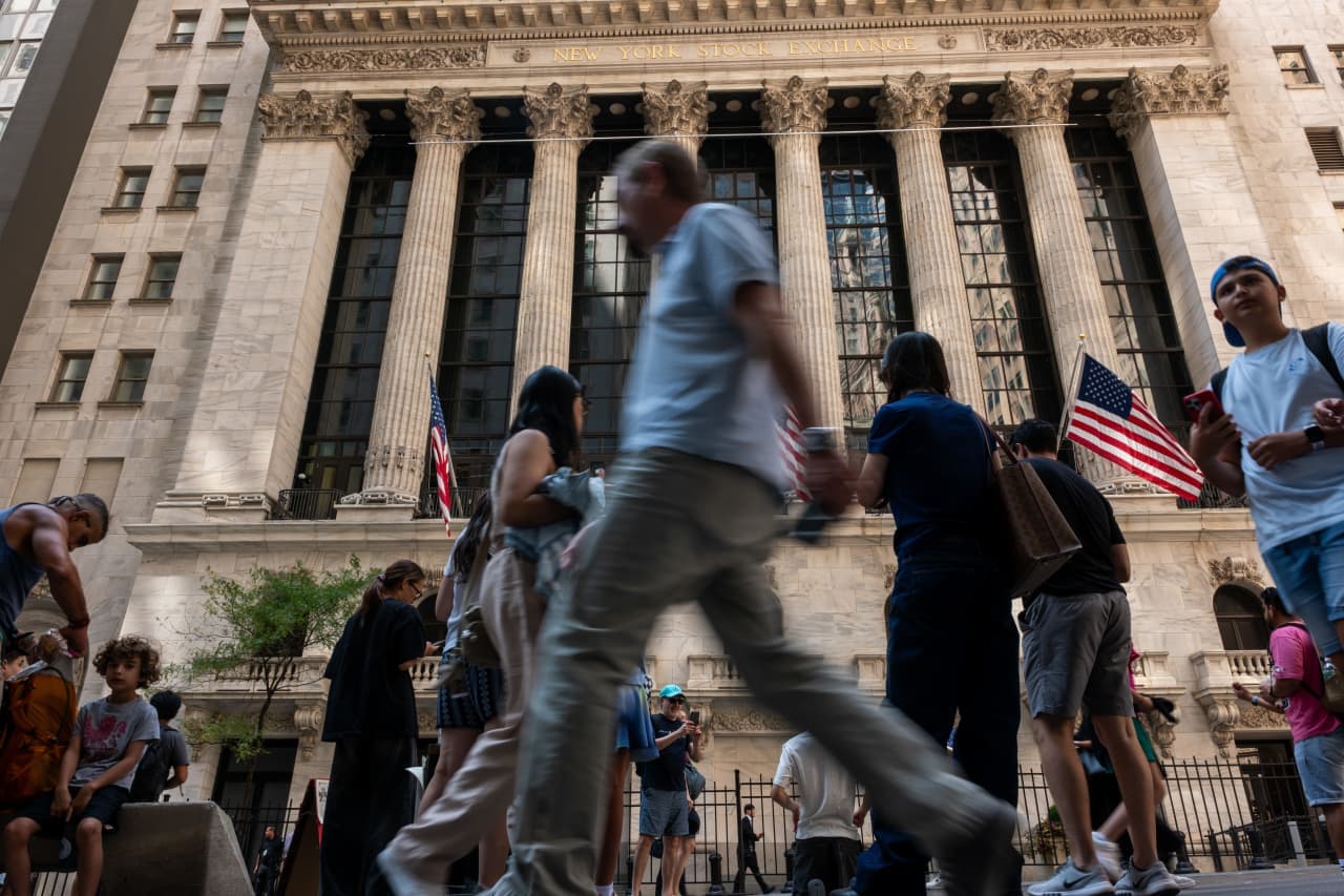 Hedge Funds Retreat from Tech Stocks Boost Retail Traders' Influence