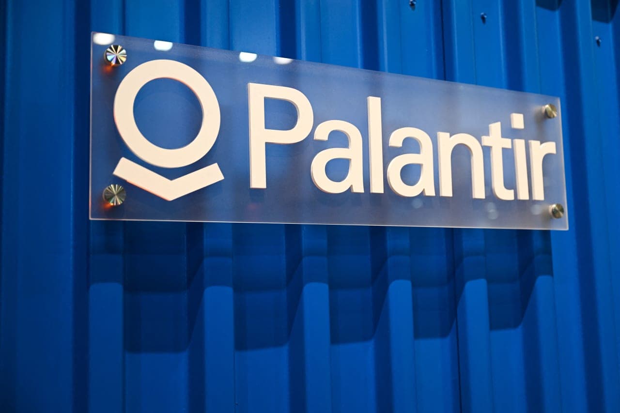 Palantir Stock Soars on AI Momentum: Valuation and Market Mechanics