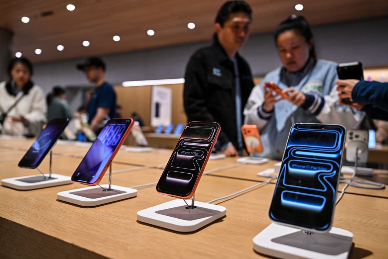 Micron Shares Slide as Tim Cook Calls for More Memory Suppliers