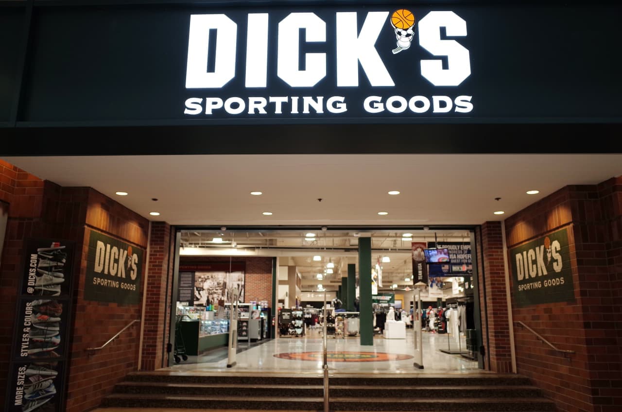 Dick’s Sporting Goods Shares Plunge: Sneaker Sales Stalled Without Deeper Discounts