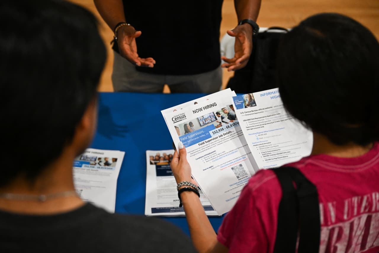 ADP Reveals 7-Month Low in US Hiring, Cooling Summer Employment Momentum