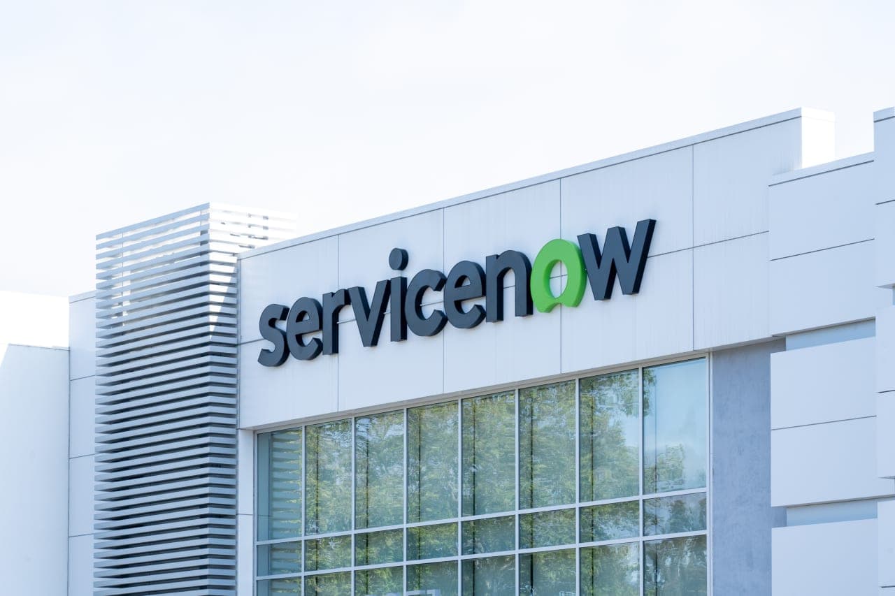 ServiceNow’un AI Tehdidi Karşısında Hisse Düşüşü ve Değerleme Çatışması