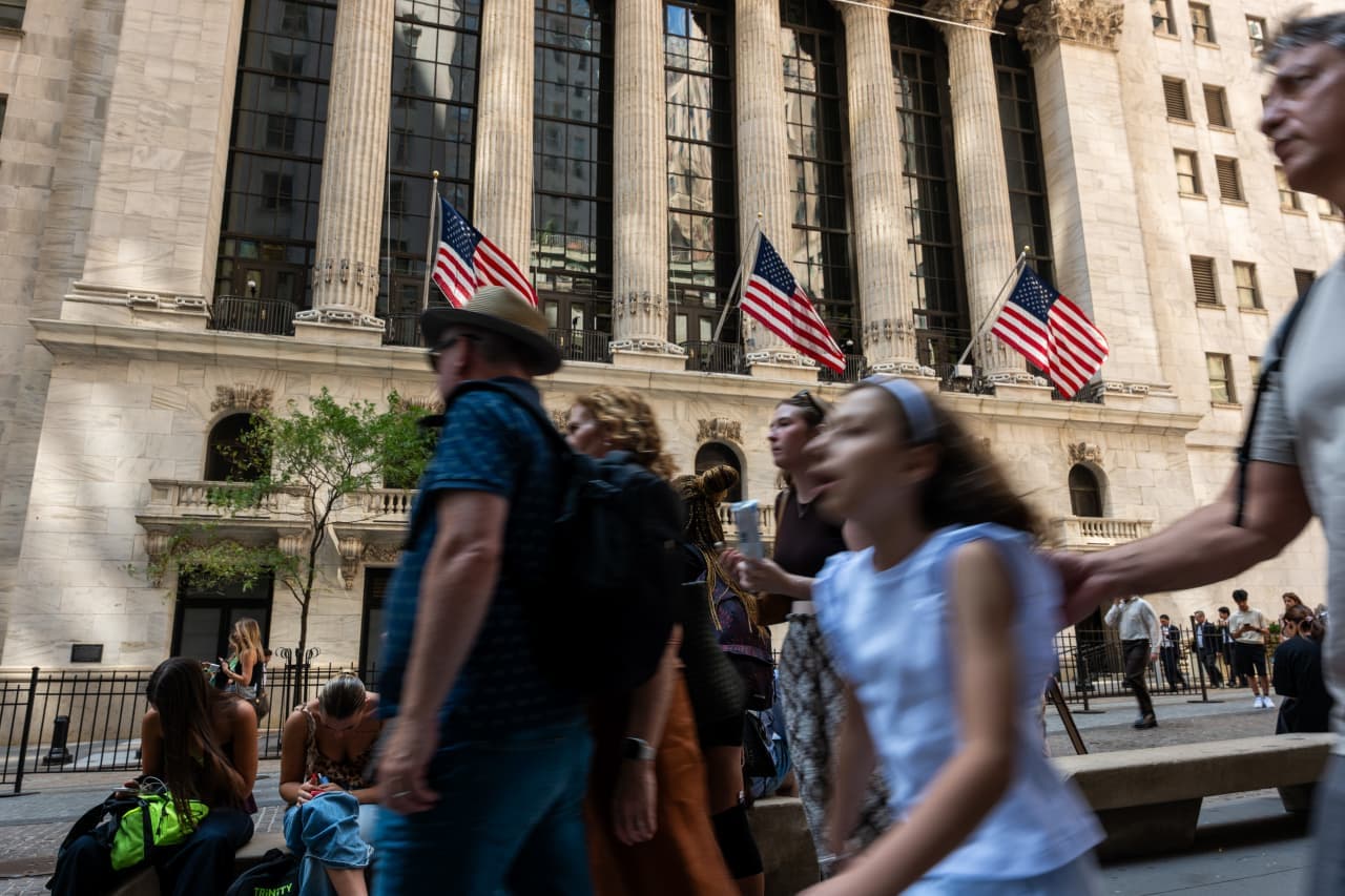 Retail Exodus: Individual Investors Dump Stocks at Post-Pandemic Highs