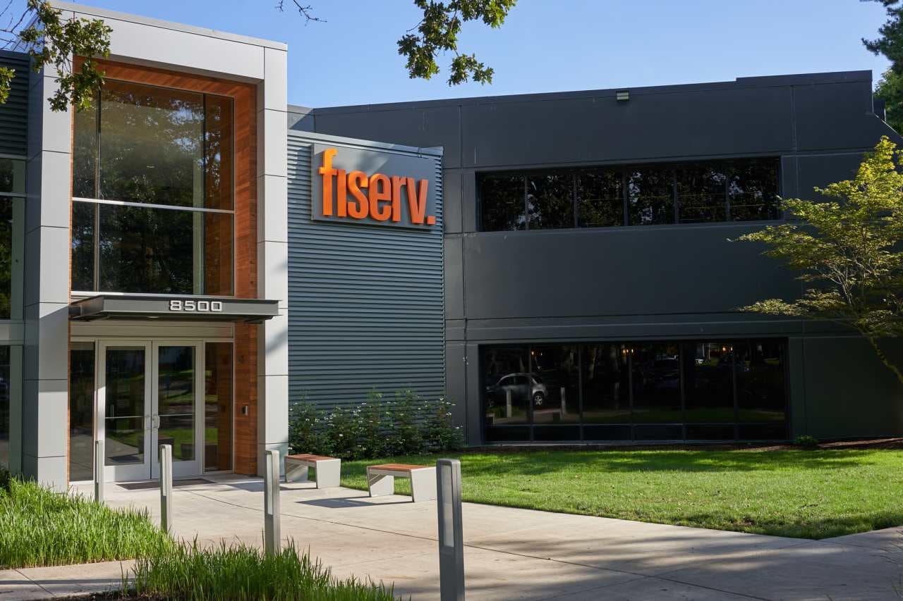 Fiserv'in 'Reset' Dalgası: 2026 İçin Organik Büyüme Sinyali Negatif?