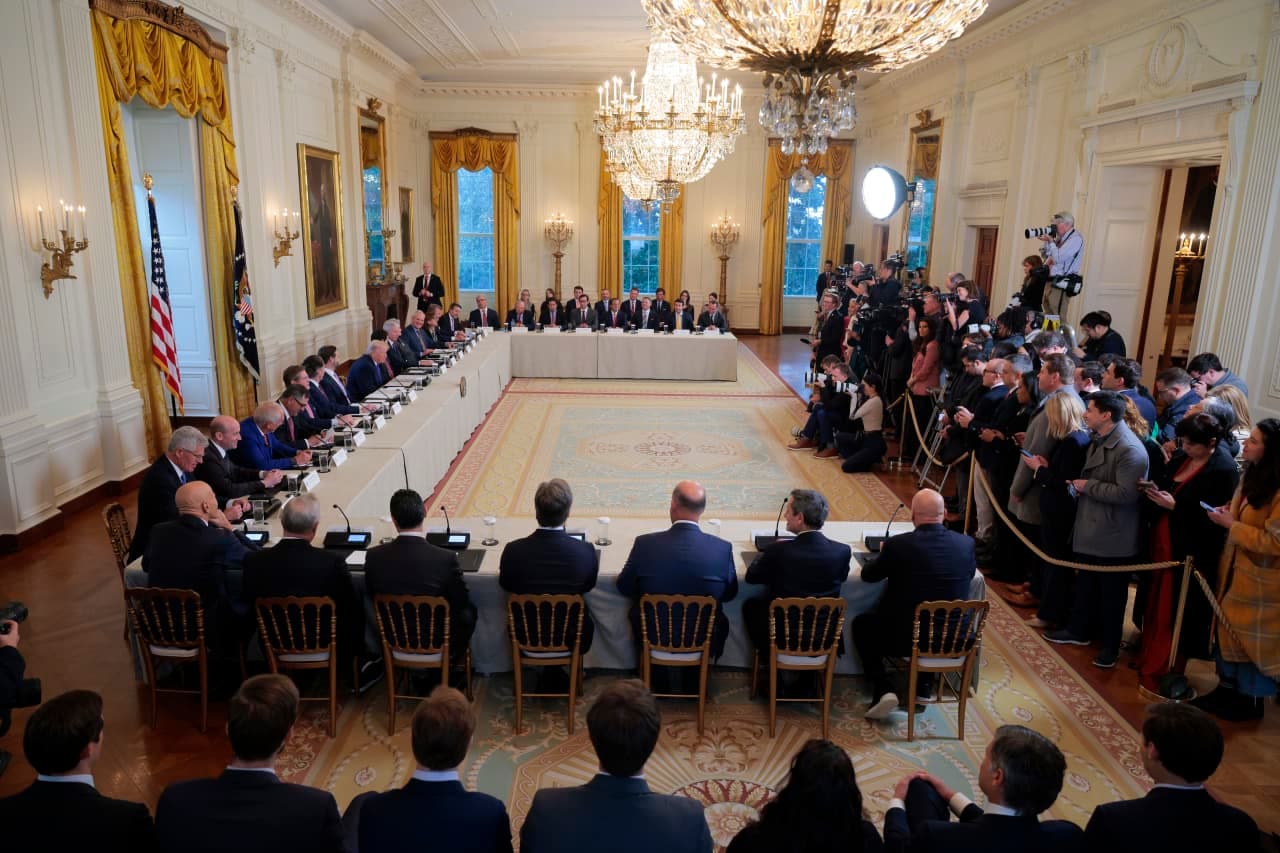 Trump, Petrol Fiyatlarını Düşürmek İçin Öncü Sektör Liderleriyle Buluşacak: SPR Planı Geri Dönüşümünde Sorgulama