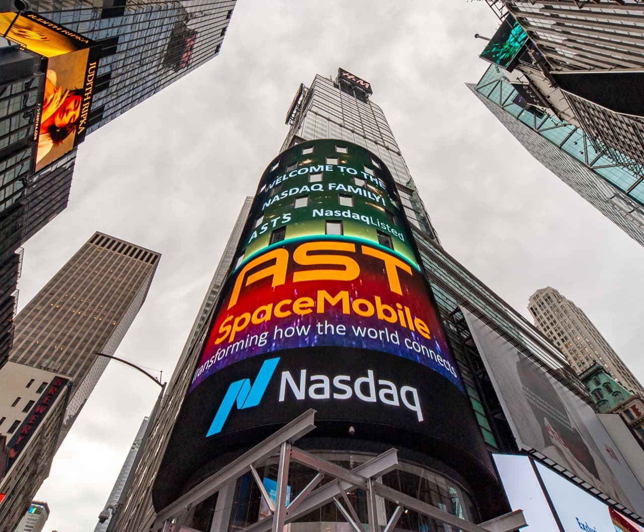 AST SpaceMobile in Freefall: SpaceX Rival Seeks Cash, Delays Launches