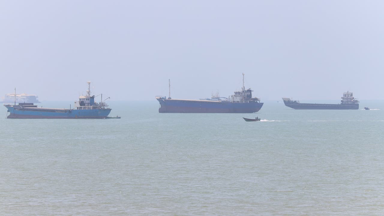 Price Passage Through the Strait of Hormuz to the US: Iran and Oman's Threat-Laden Thesis