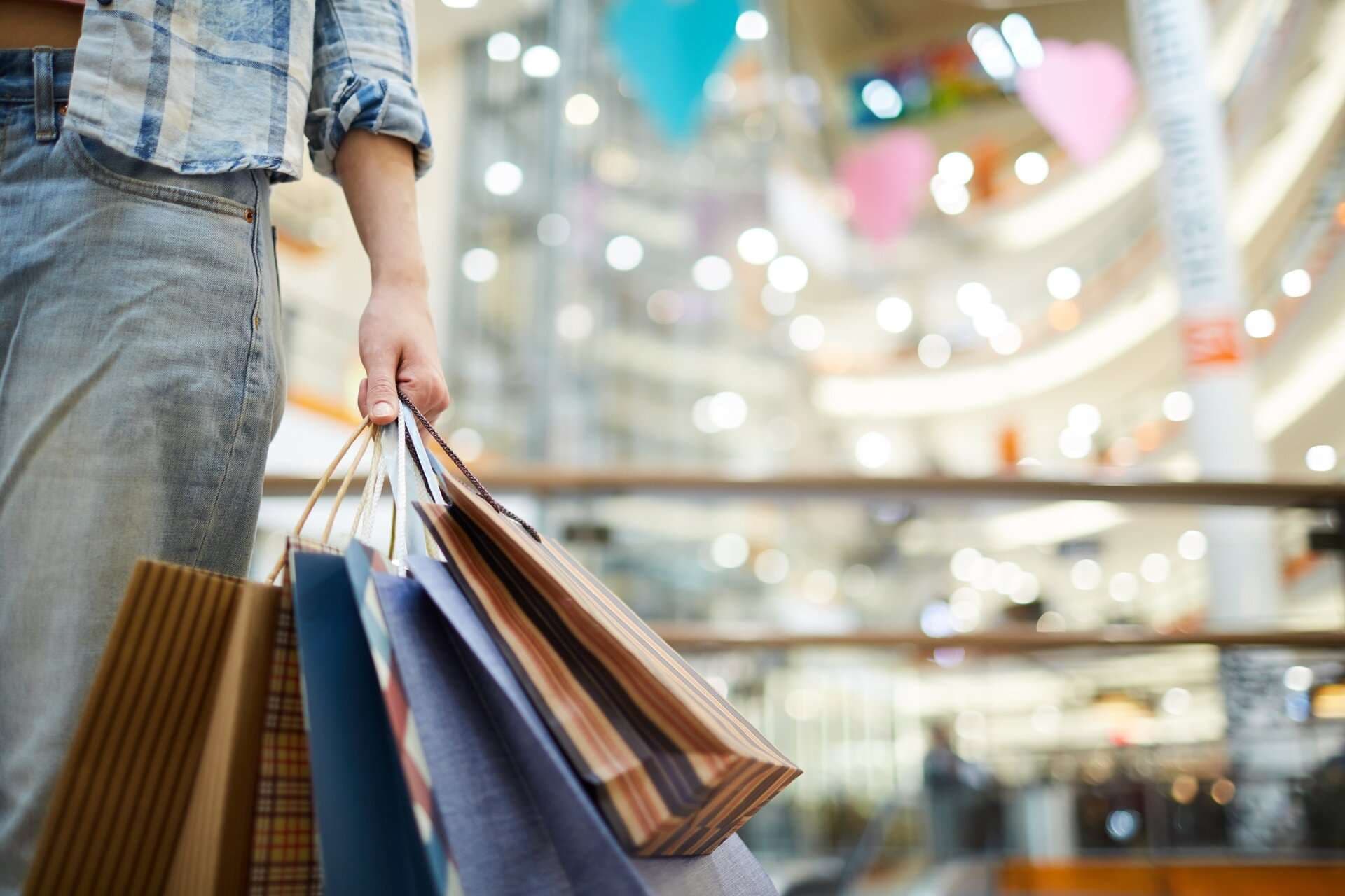 Ticaret Satışları Düşerken Perakende Büyüyor: 4.5% Azalma, 11.8% Artış