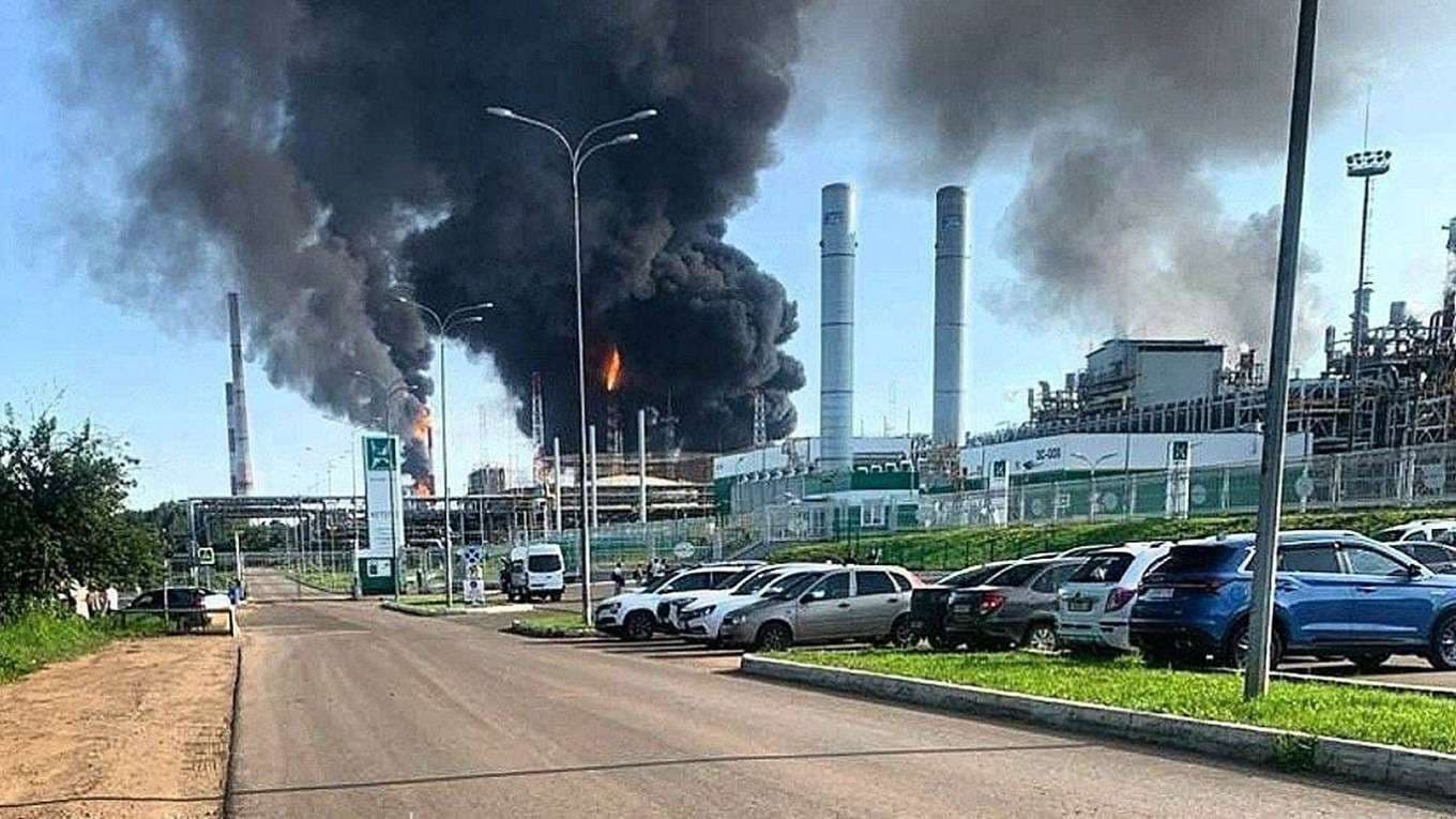 Rusya'nın Enerji Arzına Darbe: Nijnekamsk Rafinerisi ve Petrol Piyasalarındaki Volatilite