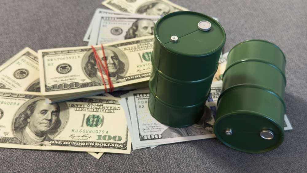 Oil Bulls Retreat: HFT Algorithms Trigger Sell-Off After High Open