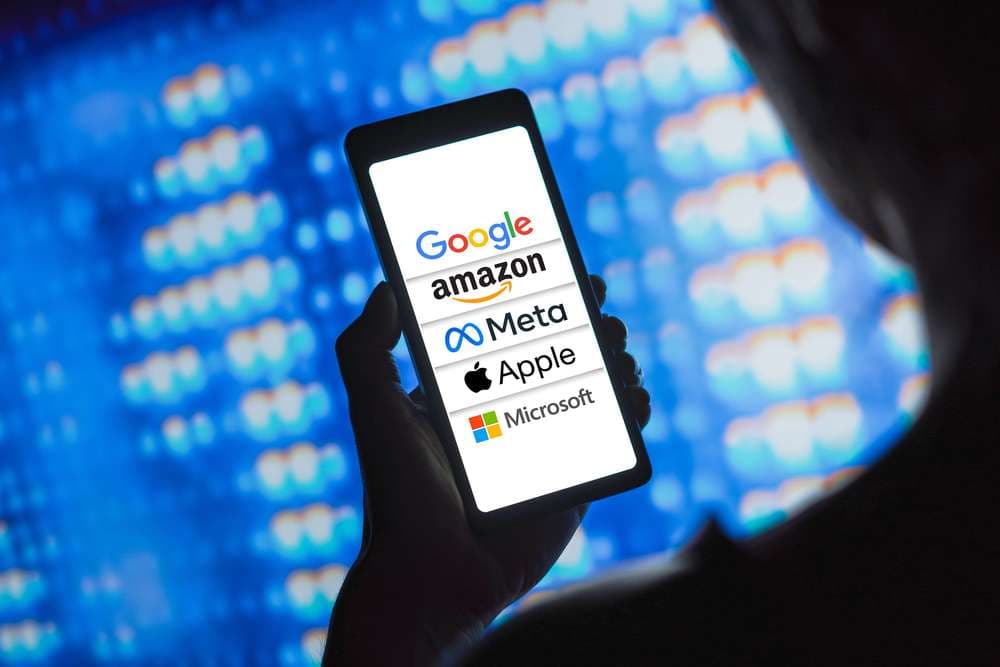 Apple and Amazon Balance Sheets: How They Shape Tech Stocks' Future