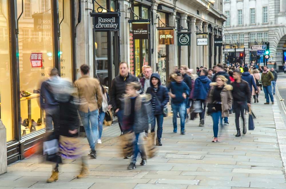 UK Retail Sales Plunge in August as Prices Surge to Record Pace