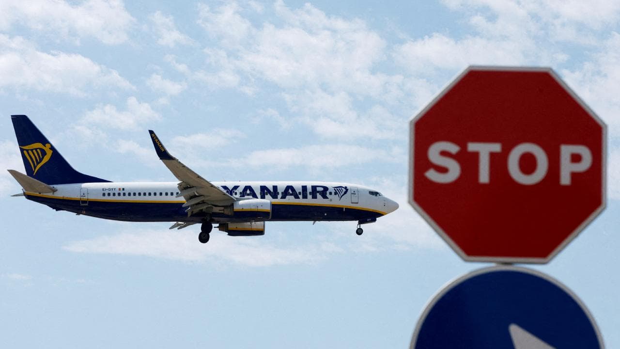 Ryanair Uçağında Kabin Camı Kırıldı: Yolcu Son Anında Kurtarıldı