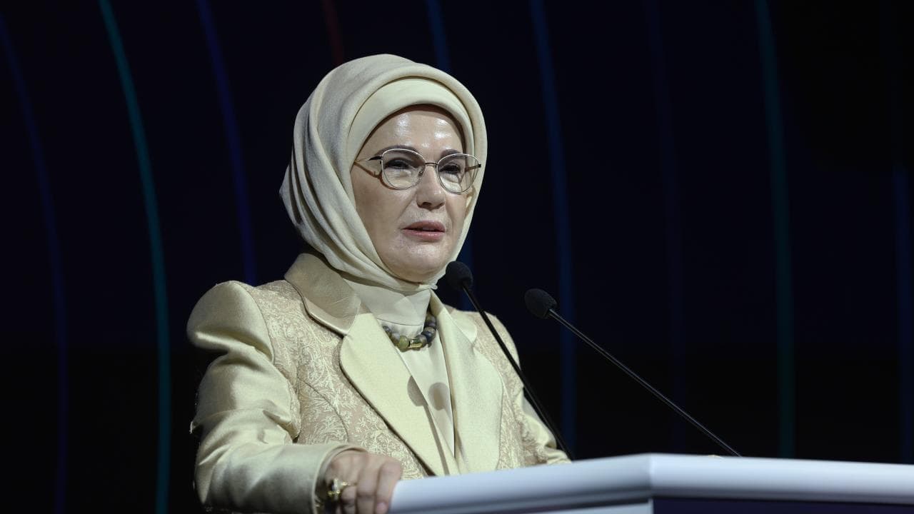 Emine Erdoğan's Address at Srebrenica Genocide Memorial: 'Let No One Forget Me' in a High-Pitched Voice
