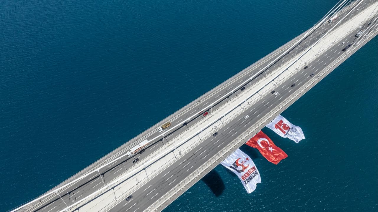 15 Temmuz Anısına Boğaz Köprülerine Türk Bayrağı Asıldı: Sembolik Bir İfade mi?