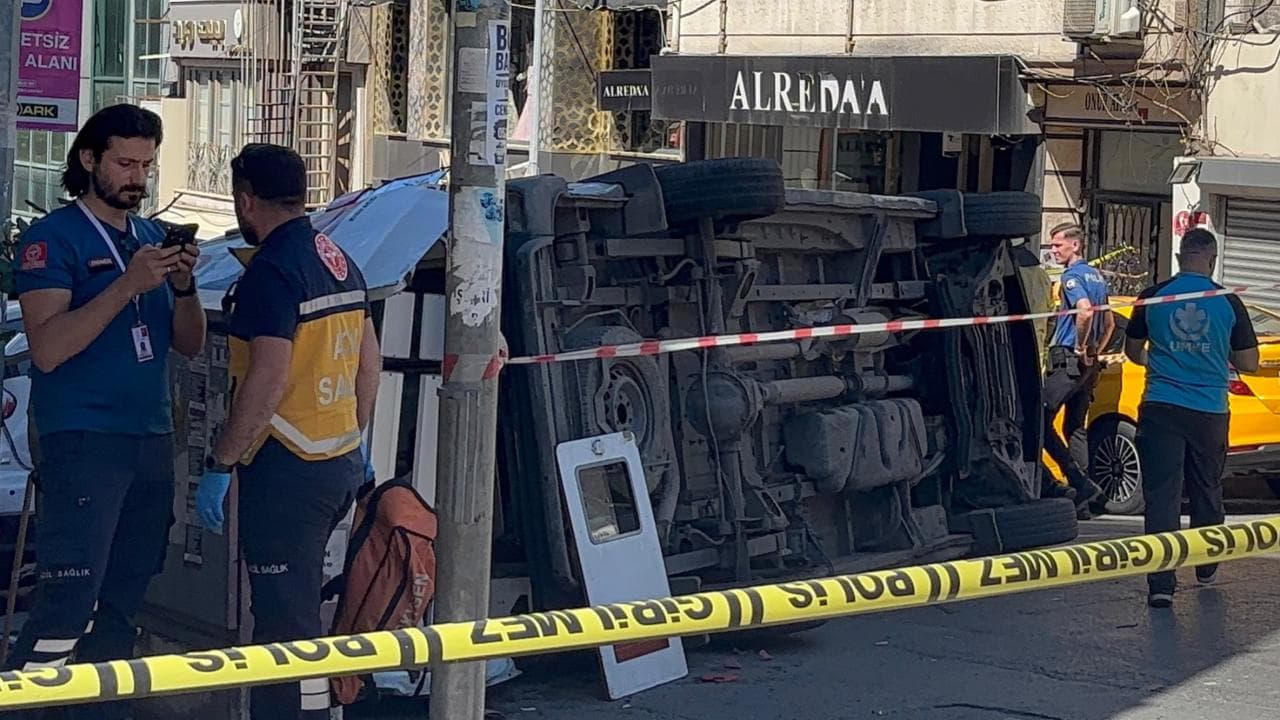 Fatih'te İETT Otobüsü Ambulansla Çarpıştı: 5 Yaralıyla Sonuçlandı