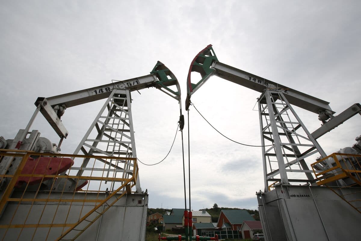 Russia's Oil Output Plunges to Multi-Year Low: Global Energy Markets on Edge