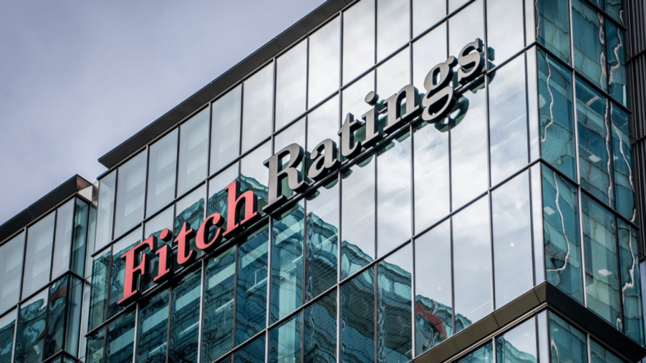Fitch, Türkiye Kredi Notunu 'BB-' Olarak Teyit Etti; Enflasyon ve Büyüme Tahminleri Açıklandı