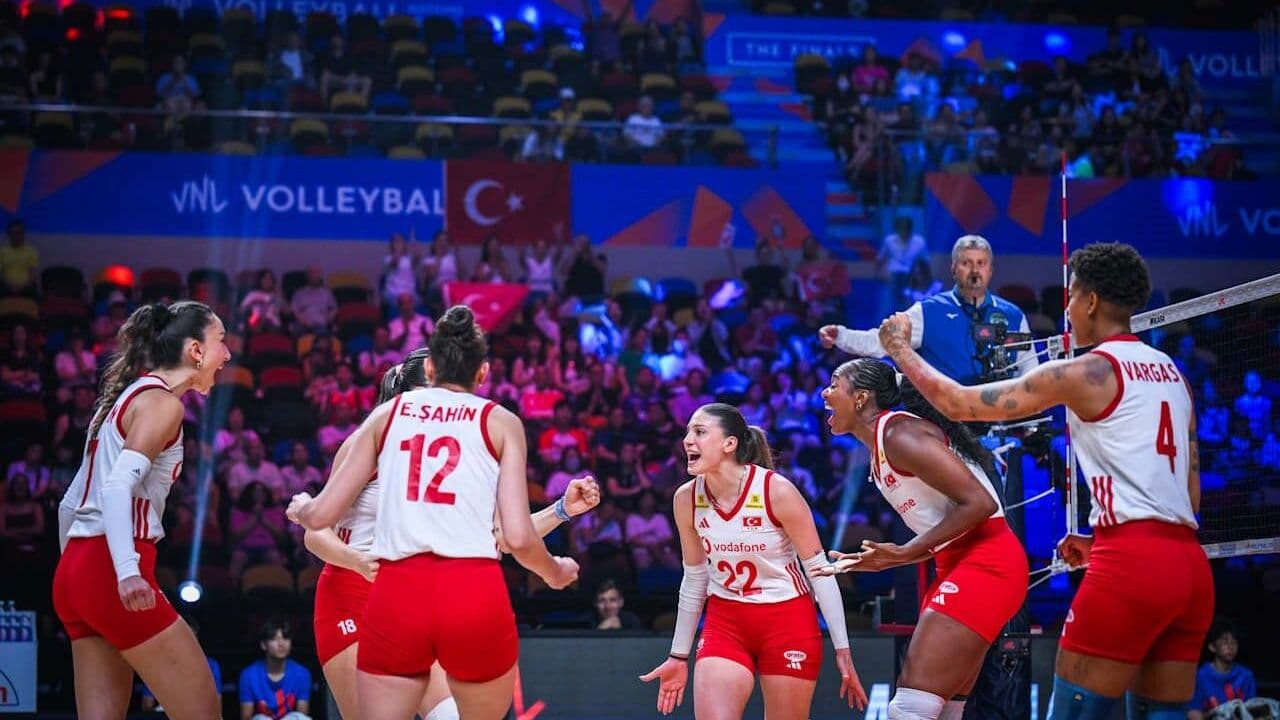 A Milli Kadın Voleybol Takımı: Milletler Ligi Finalinde Çin'i 3-0 Yendi, Brezilya ile Finaşte