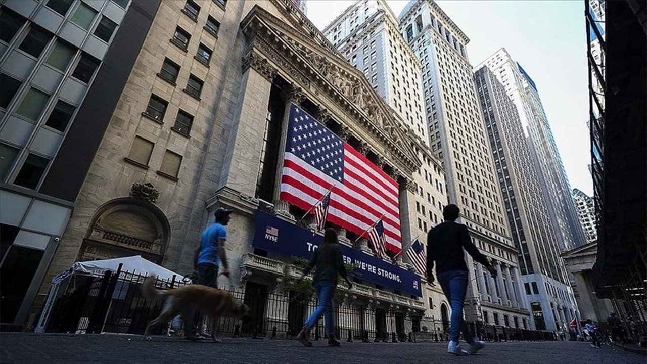 US Unemployment Claims Surge Past 200K: Labor Market Tensions and Fed Expectations