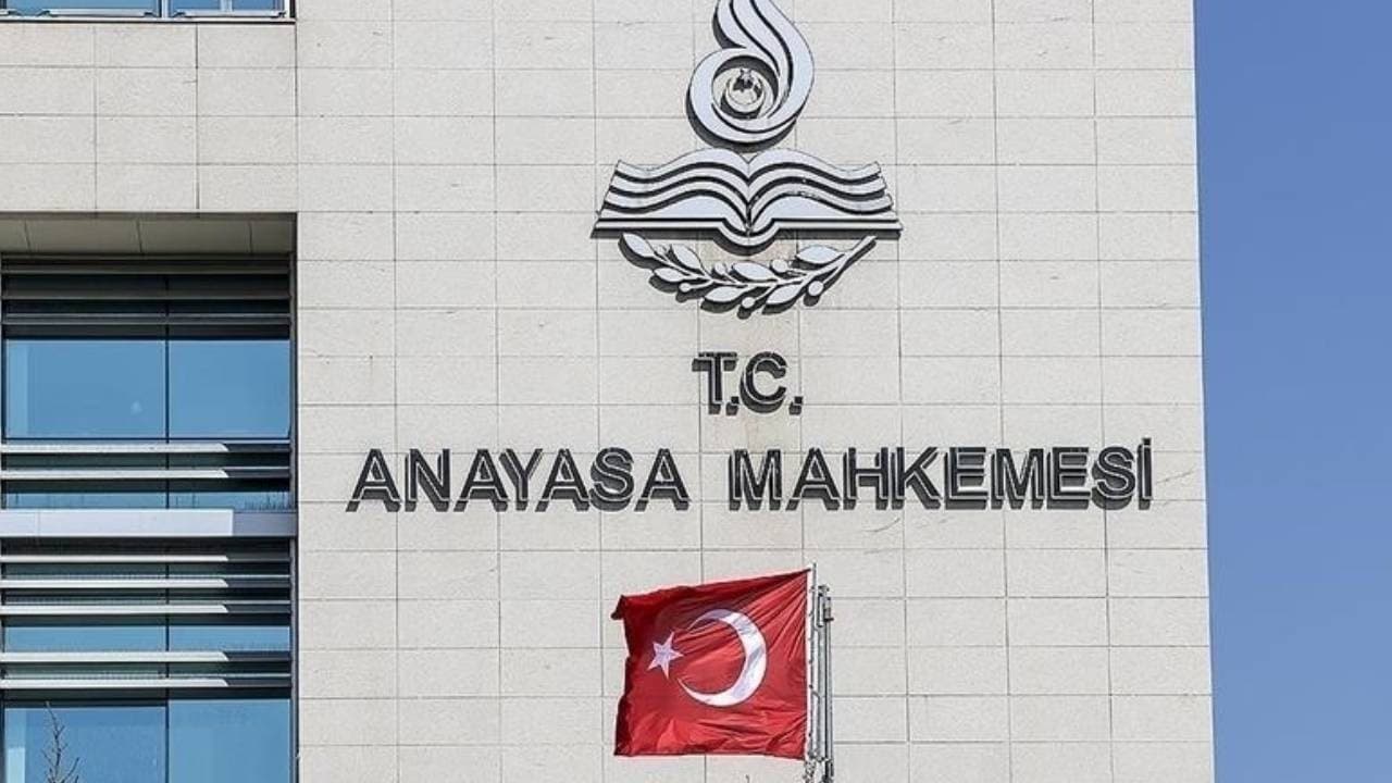 Constitutional Court Upholds Pension Cuts for Cohabiting Divorced Spouses
