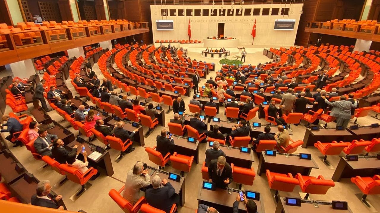 Yasama Durduruldu: Finansal Reformlar Ekim'e Ertelendi