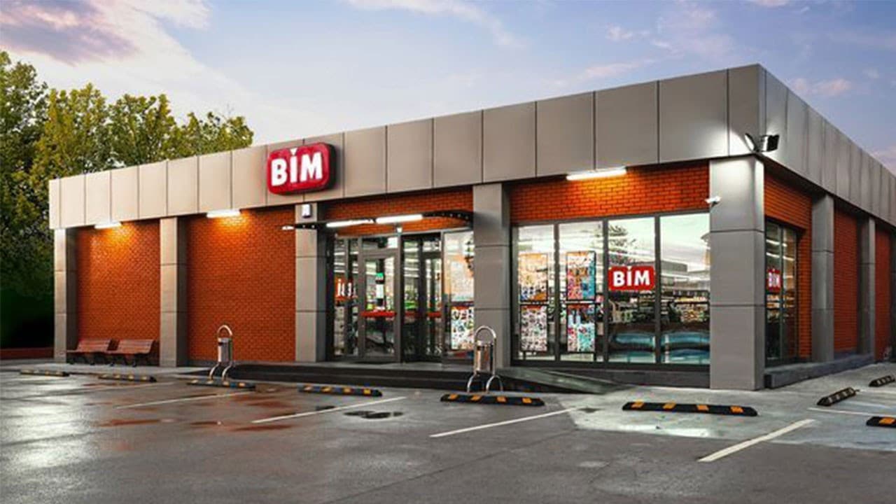 BİM'den Coleman Tekerlekli Buzluk: 58 Litre Soğuk Koruma ve Kolay Taşıma Avantajı