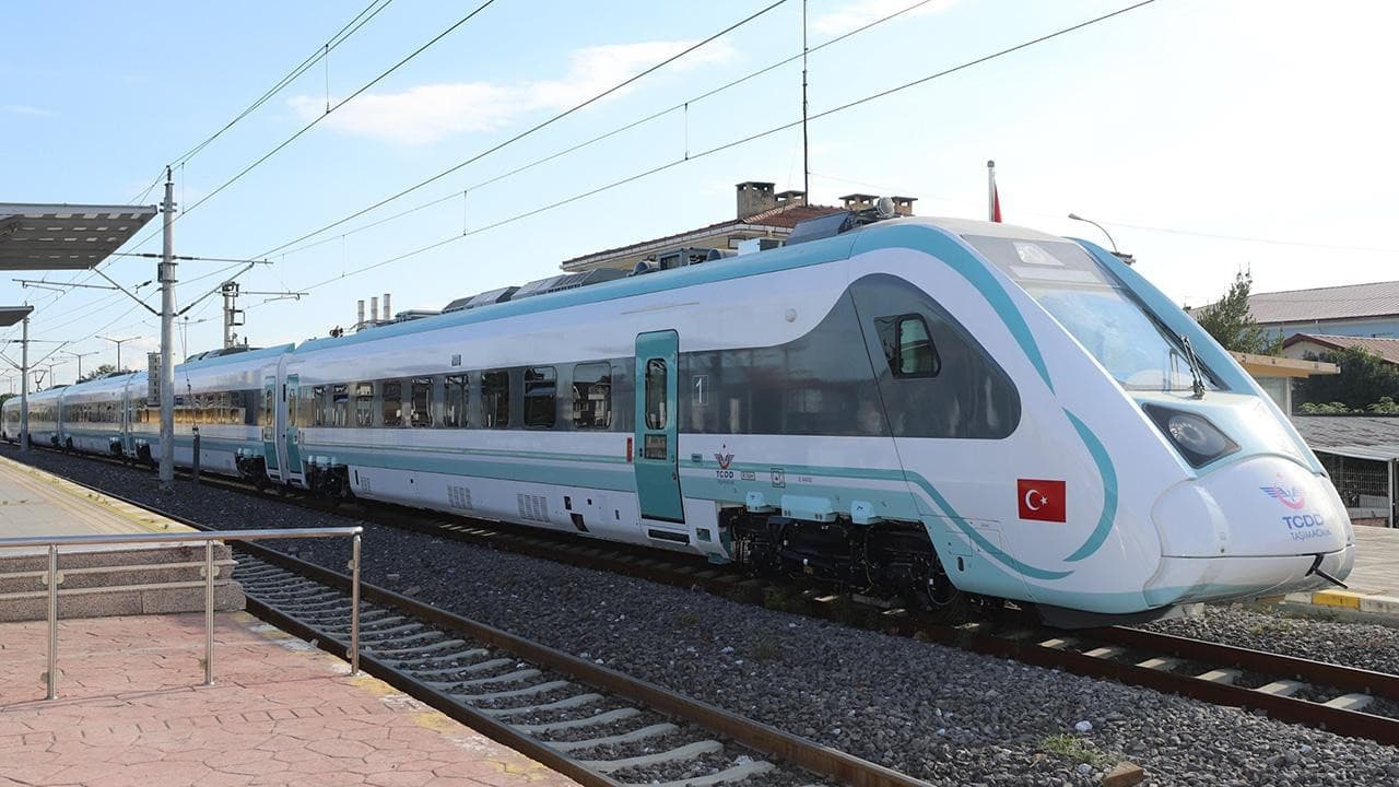 Milli Elektrikli Tren Seferlerine Açıldı: TÜRASAŞ'ın 2023'ten Bu Yana 11.551 Sefer Doldurmuş