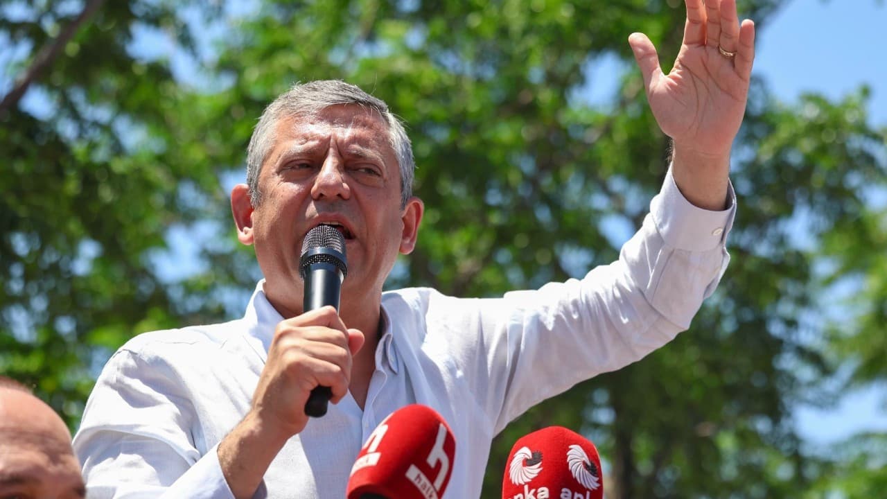 Özgür Özel'in Yeni Parti Hazırlıkları: Marka Tescil Başvuruları ve İsim Belirleme Süreci