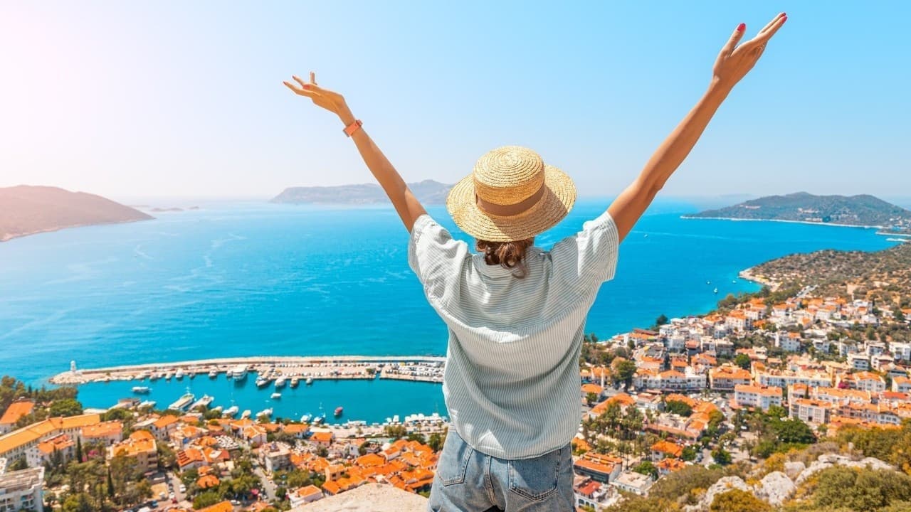 Iran War Crashes Turkish Tourism: Antalya and Mugla Hotel Prices Drop by 8% as Small Hotels Struggle