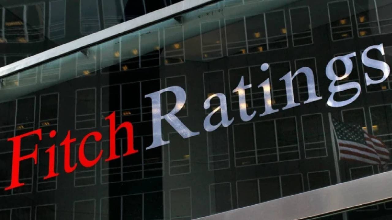 Fitch İngiltere'nin Notunu Teyit Etti: BoE'den 2026 Boyunca Sıkı Duruş Beklentisi