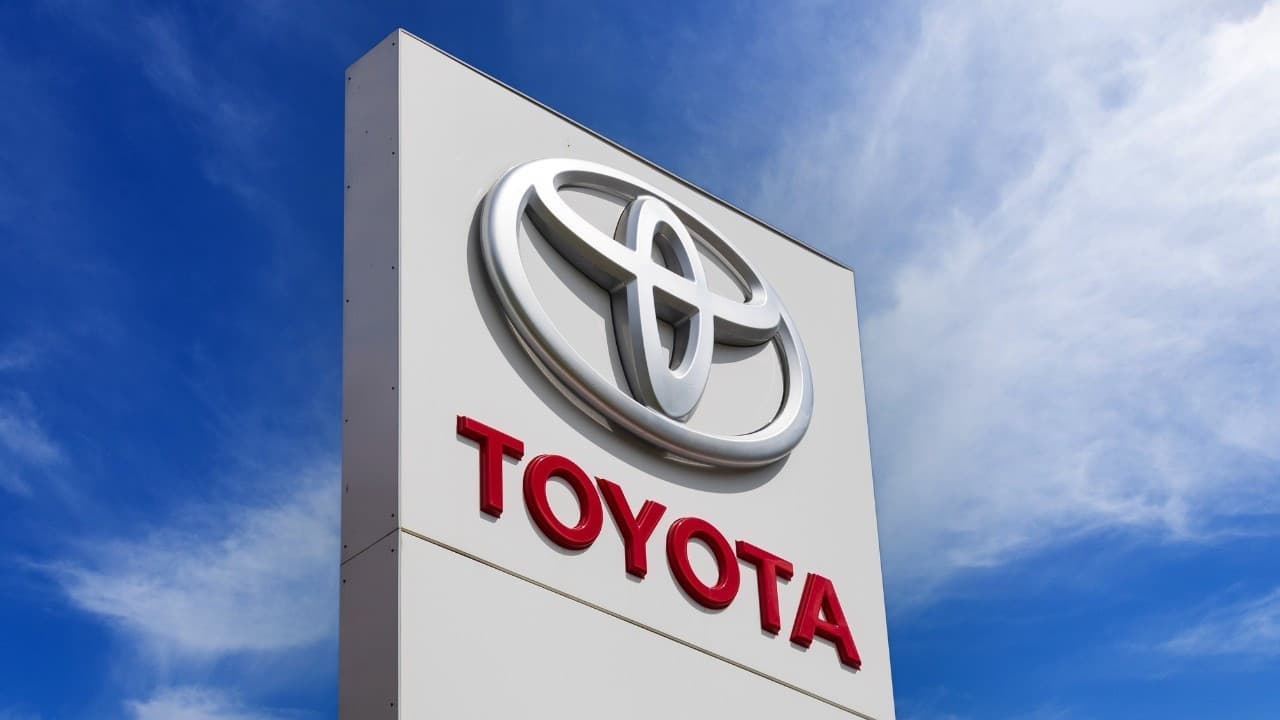 Toyota Pulls 500,000 Camry Hybrids in Massive Recall: Market Implications