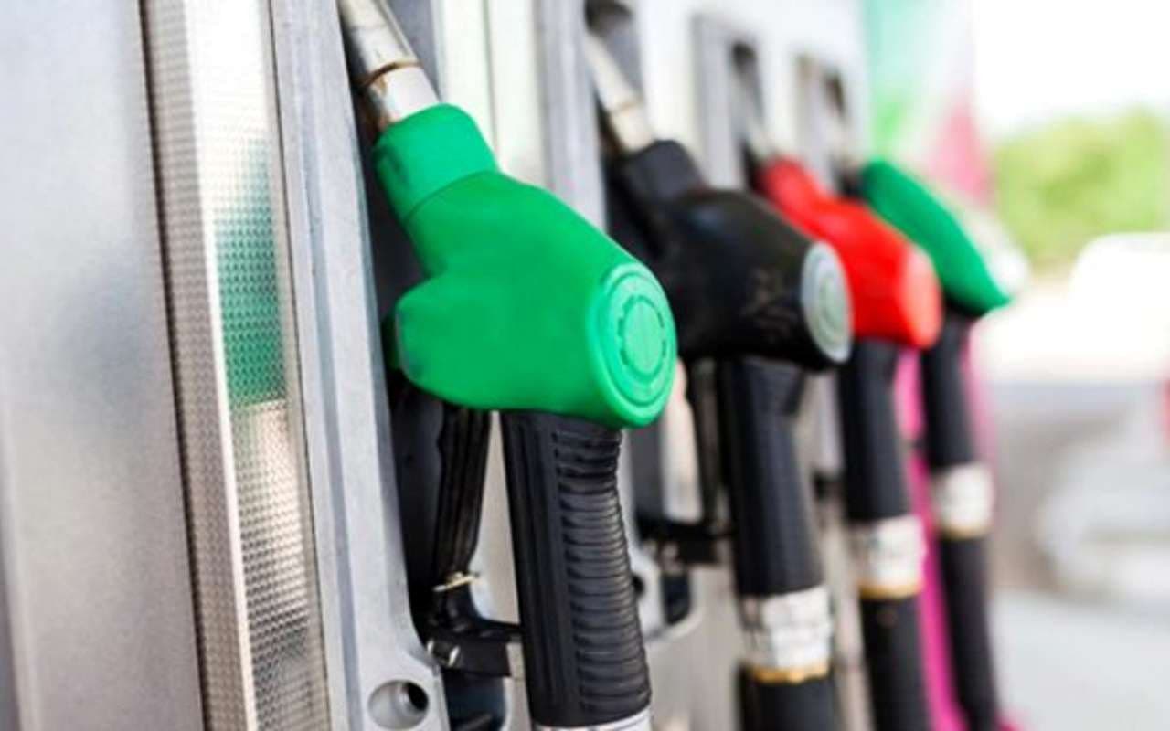 ABD'de Benzin Fiyatları 4 Dolar Sınırına Yakın Çarpıcı Artış