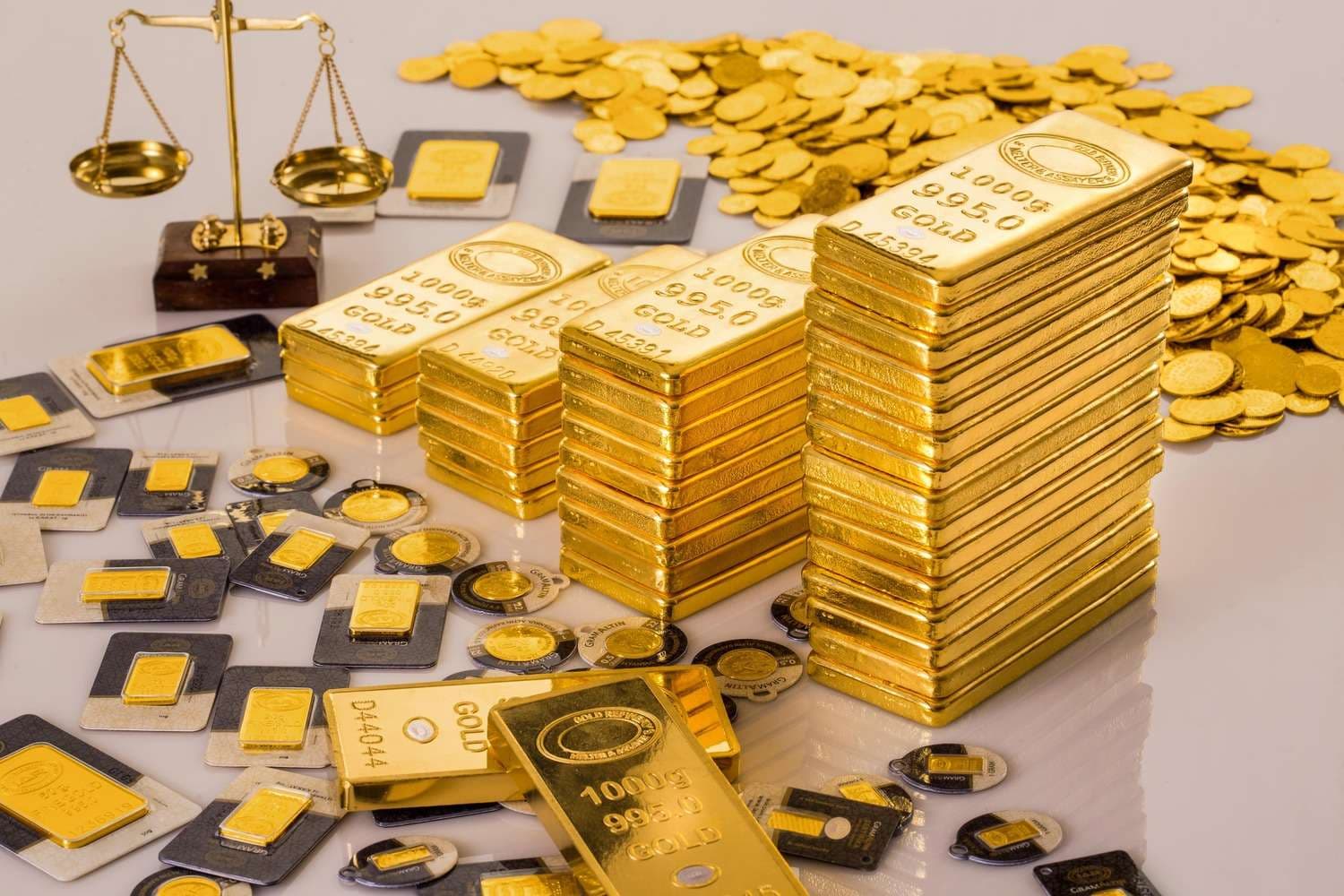 Gold Slumps Amid Rising Bond Yields and Fed Uncertainty
