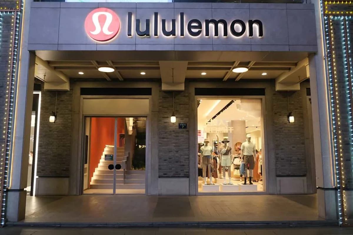Lululemon Hisse Hedefleri: Analistlerin Beklemeli Tutumu ve Fiyat Aralıkları