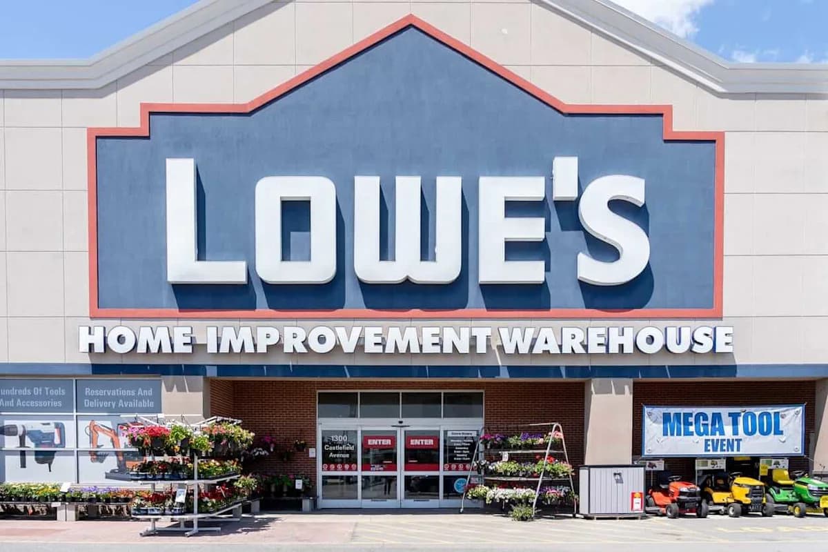Why Lowe's Investors Remain Bullish Despite Housing Market Deadlock