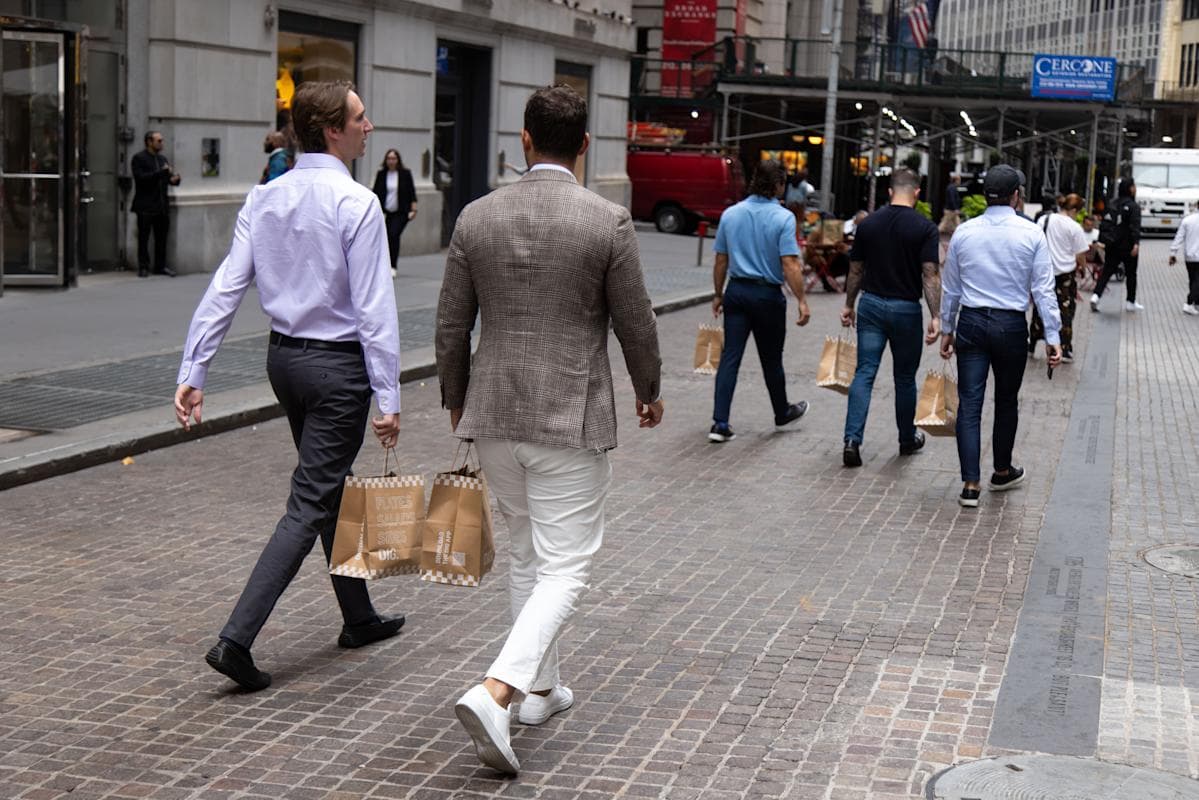 US Futures Waver as Retail Earnings and Fed Policy Take Center Stage