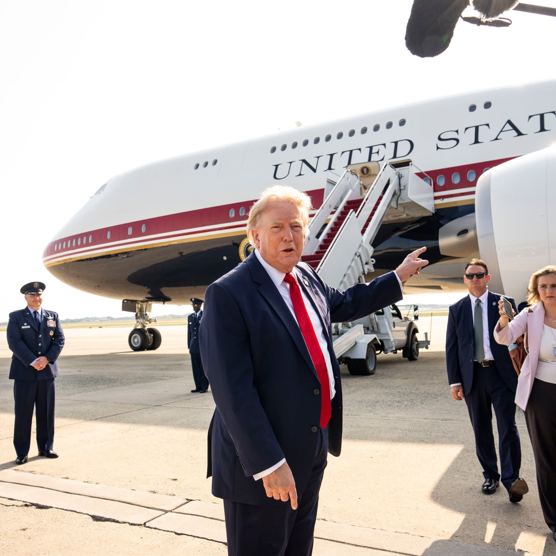 Justice Department's Media Crackdown: Forcing Reporters to Testify on Air Force One