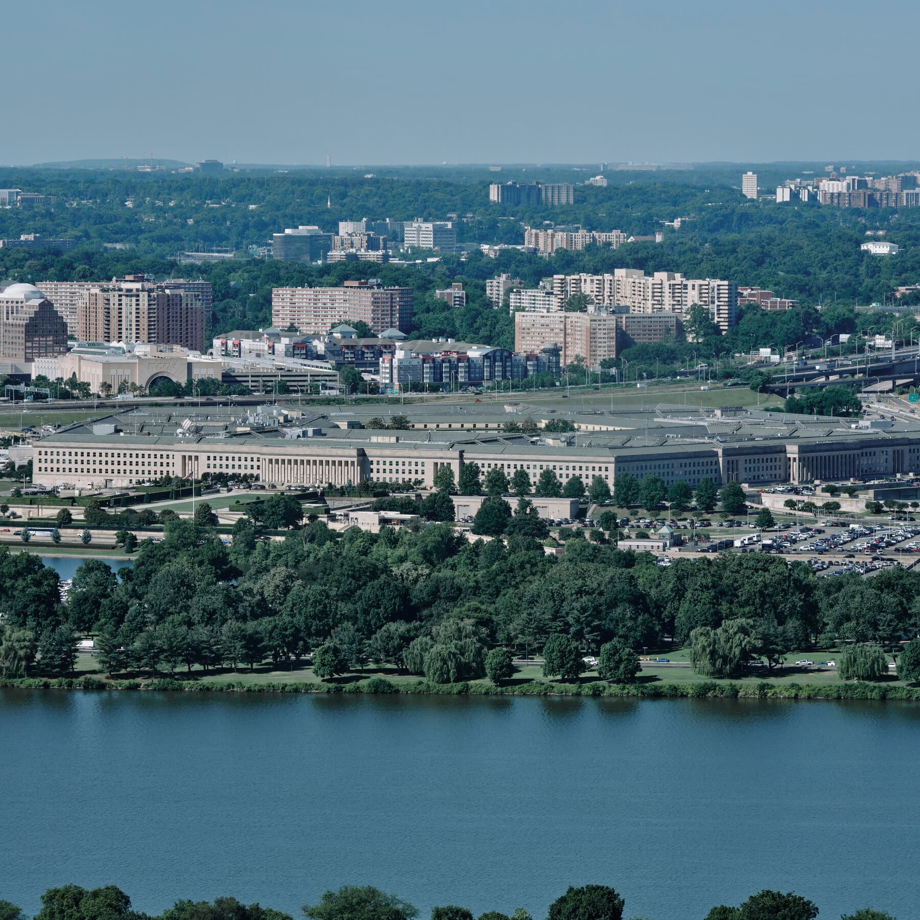 Pentagon'ın Gazeteciler İçin Escort Politikası Geçici Olarak Yeniden Etkinleştirildi